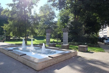 Springbrunnen Bismarckstraße Wasserbecken mit drei Fontänen inmitten einer Parkanlage.