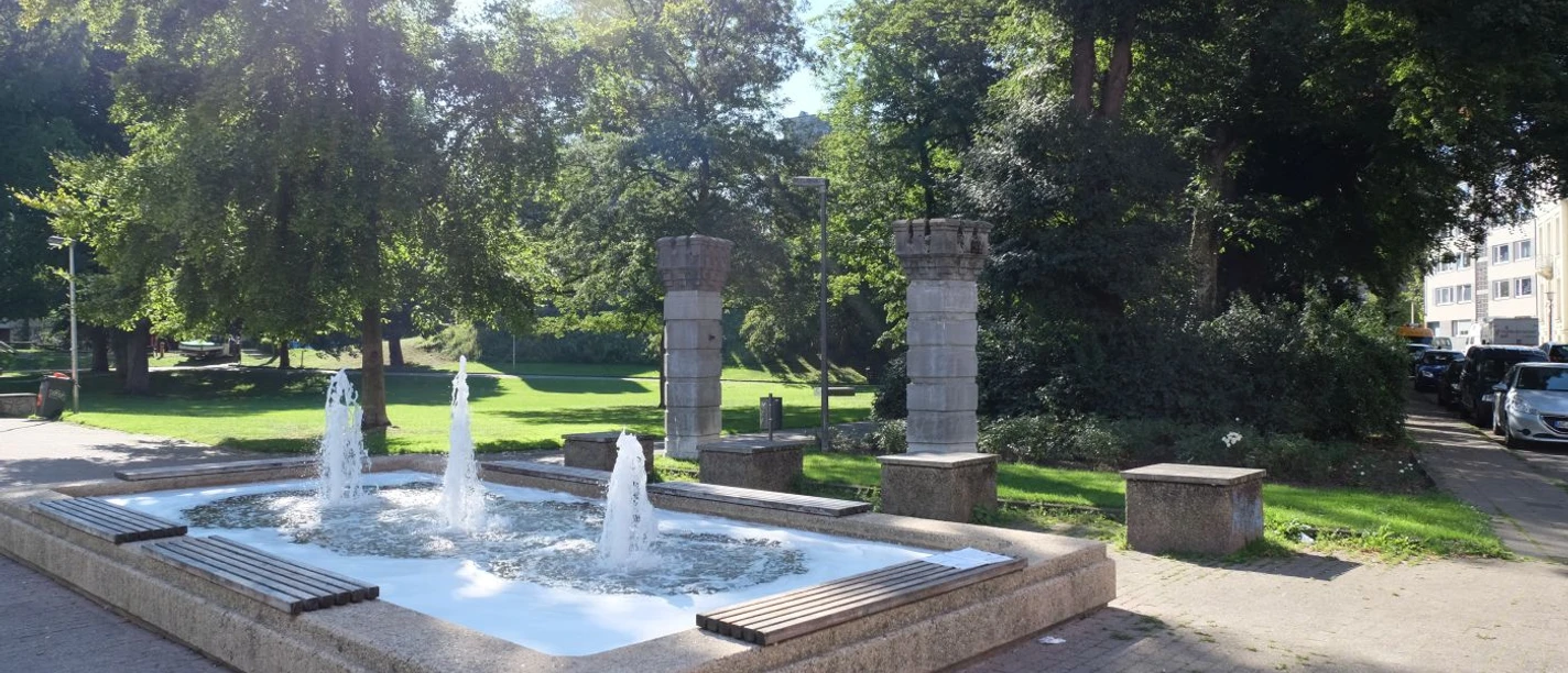 Springbrunnen Bismarckstraße Wasserbecken mit drei Fontänen inmitten einer Parkanlage.