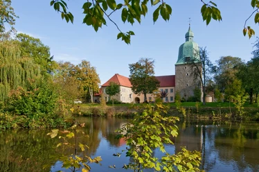 Schloss Fürstenau Blick auf Schloss Fürstenau, eine barocke Schlossanlage im Osnabrücker Land, umgeben von Grünflächen und historischer Architektur.