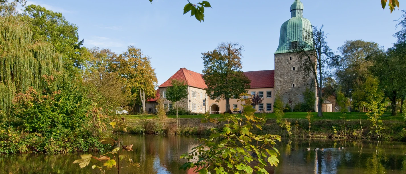 Schloss Fürstenau Blick auf Schloss Fürstenau, eine barocke Schlossanlage im Osnabrücker Land, umgeben von Grünflächen und historischer Architektur.