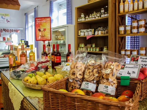 Burendeele Schulte und Specken Verkaufsraum mit Obst, Apfelchips, Säften und Marmeladen aus eigener Hofproduktion.