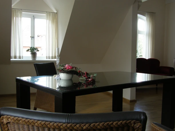 Haus der Kultur, Fehntjer Forum, Rhauderfehn Ein Tisch mit einer schwarzen Glasplatte und einem Stuhl im Innenbereich des Fehntjer Forums.