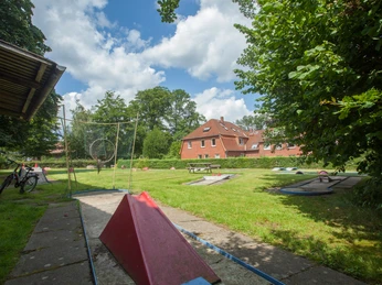 im-haus-gibt-es-die-schläger-und-bälle