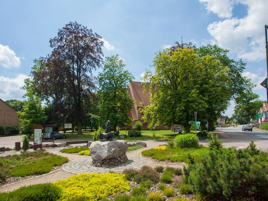 bispingen-ortsmitte Die örtliche Beschreibung des Bildes von der Bispinger Ortsmitte könnte wie folgt aussehen:Ein malerischer Platz in der Ortsmitte von Bispingen mit gepflegten Grünflächen, Bänken und einem großen Baum. Im Vordergrund ist eine steinerne Skulptur zu sehen, während im Hintergrund bunte Gebäude den Charme des Dorfes unterstreichen.The local description of the picture of the Bispingen village center could look like this:A picturesque square in the center of Bispingen with well-kept green areas, benches and a large tree. A stone sculpture can be seen in the foreground, while in the background colorful buildings underline the charm of the village.Den lokale beskrivelse af billedet af Bispingens centrum kunne se sådan ud:Et malerisk torv i centrum af Bispingen med velplejede grønne områder, bænke og et stort træ. I forgrunden ses en stenskulptur, mens farverige bygninger i baggrunden understreger landsbyens charme.De plaatselijke beschrijving van de foto van het centrum van Bispingen zou er als volgt uit kunnen zien: Een pittoresk plein in het centrum van Bispingen met goed onderhouden groene zones, bankjes en een grote boom. Op de voorgrond staat een stenen beeldhouwwerk, terwijl kleurrijke gebouwen op de achtergrond de charme van het dorp onderstrepen.
