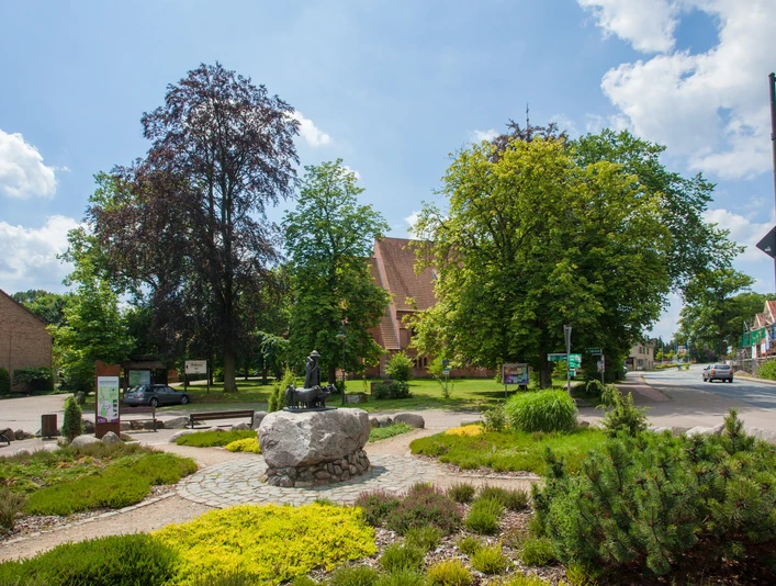 bispingen-ortsmitte Die örtliche Beschreibung des Bildes von der Bispinger Ortsmitte könnte wie folgt aussehen:Ein malerischer Platz in der Ortsmitte von Bispingen mit gepflegten Grünflächen, Bänken und einem großen Baum. Im Vordergrund ist eine steinerne Skulptur zu sehen, während im Hintergrund bunte Gebäude den Charme des Dorfes unterstreichen.The local description of the picture of the Bispingen village center could look like this:A picturesque square in the center of Bispingen with well-kept green areas, benches and a large tree. A stone sculpture can be seen in the foreground, while in the background colorful buildings underline the charm of the village.Den lokale beskrivelse af billedet af Bispingens centrum kunne se sådan ud:Et malerisk torv i centrum af Bispingen med velplejede grønne områder, bænke og et stort træ. I forgrunden ses en stenskulptur, mens farverige bygninger i baggrunden understreger landsbyens charme.De plaatselijke beschrijving van de foto van het centrum van Bispingen zou er als volgt uit kunnen zien: Een pittoresk plein in het centrum van Bispingen met goed onderhouden groene zones, bankjes en een grote boom. Op de voorgrond staat een stenen beeldhouwwerk, terwijl kleurrijke gebouwen op de achtergrond de charme van het dorp onderstrepen.