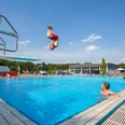 freibad-sprung-vom-dreimeterbrett