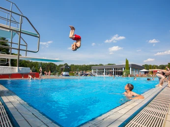freibad-sprung-vom-dreimeterbrett