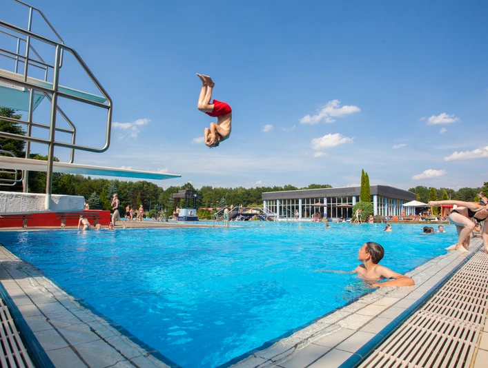 freibad-sprung-vom-dreimeterbrett