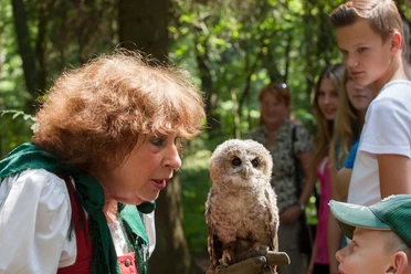 greifvogelgehege-bispingen Frau präsentiert Kindern einen Greifvogel