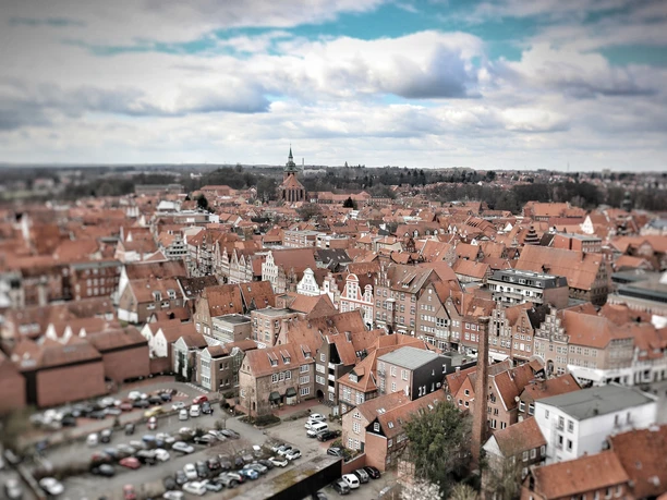 lüneburg-von-oben Luftaufnahme von Lüneburg mit roter Backsteinarchitektur und St. Johanniskirche im Zentrum.