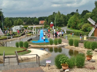 Golfanlage Überblick Erlebnisgolfanlage, Teich, Leuchtturm, Windmühle, Golf spielende Menschen