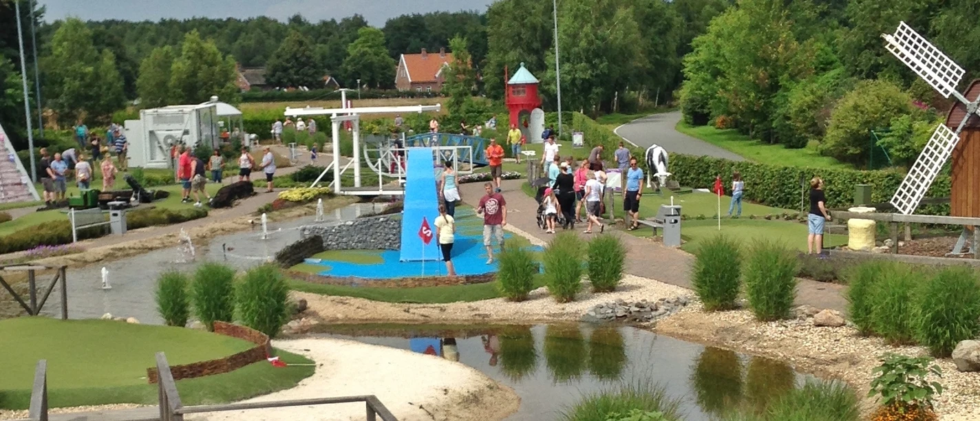 Golfanlage Überblick Erlebnisgolfanlage, Teich, Leuchtturm, Windmühle, Golf spielende Menschen