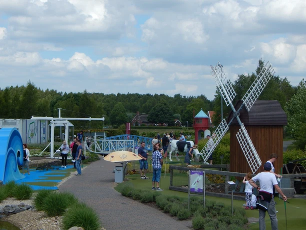 Bahnen: Mühle und Welle Überblick Erlebnisgolf Anlage, Mühle, Brücke, Golf spielende Menschen