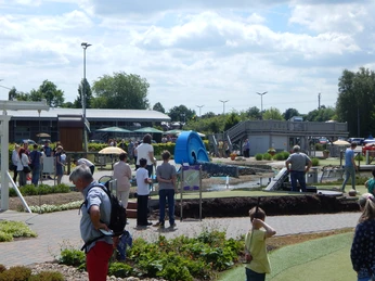 Golfanlage Gold spielende Menschen auf der Erlebnisgolfanlage