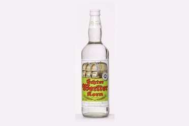 deitermannechterwerlter2 Flasche Echter Werlter Korn mit grünem Etikett, roten Schriftzügen und Holzfassabbildung.