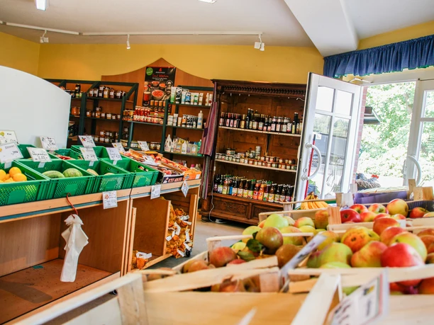 hofladen-br-mmer-meppen-innenansicht-03-emsland-tourismus-gmbh-birgit-janknecht Innenansicht eines Hofladens mit frischem Obst, Gemüse und regionalen Produkten in Holzregalen.