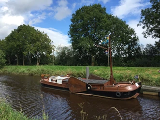 Torfschiff Hoffnung - Rhauderfehn - Ostfriesland 1 Historisches Torfschiff Hoffnung mit Seitenschwertern auf einem Kanal in Rhauderfehn.