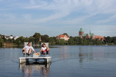 Wasserspass_UR3A8630-4.jpg Zwei Personen fahren mit einem Tretboot auf dem Ratzeburger See