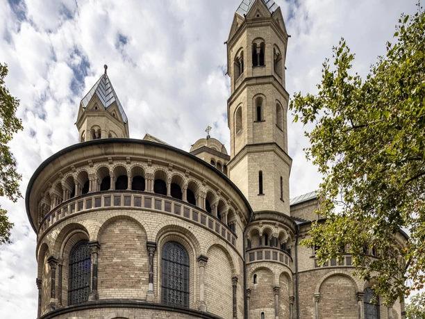 Sankt Aposteln Die Abteikirche St. Aposteln in Köln zeigt eine romanische Architektur mit markanten Türmen und Bögen.