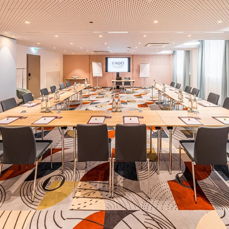 Pow Wow meeting room with U-shape seating at the conference hotel Capri by Fraser Leipzig | Leipzig Convention Bureau
