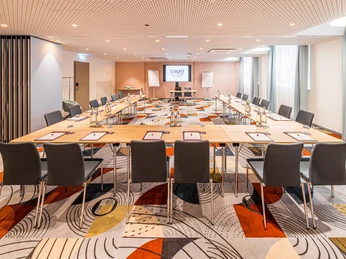 Tagungsraum Pow Wow in U-Bestuhlung im Tagungshotel Capri by Fraser Leipzig | Leipzig Convention Bureau Tagungsraum Pow Wow in U-Bestuhlung im Tagungshotel Capri by Fraser Leipzig – präsentiert vom Leipzig Convention BureauPow Wow meeting room with U-shape seating at the conference hotel Capri by Fraser Leipzig – presented by the Leipzig Convention Bureau