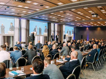 Tagungsräume Egmont und Iphigenie in parlamentarischer Bestuhlung im Tagungshotel HYPERION Hotel Leipzig | Leipzig Convention Bureau Tagungsräume Egmont und Iphigenie in parlamentarischer Bestuhlung im Tagungshotel HYPERION Hotel Leipzig – präsentiert vom Leipzig Convention BureauMeeting rooms Egmont and Iphigenie with parliamentary seating at the conference hotel HYPERION Hotel Leipzig – presented by the Leipzig Convention BureauKonferenční sály Egmont a Ifigenie s parlamentním zasedacím pořádkem v konferenčním hotelu HYPERION Hotel Leipzig - prezentováno Leipzig Convention BureauSale konferencyjne Egmont i Iphigenie z miejscami parlamentarnymi w hotelu konferencyjnym HYPERION Hotel Leipzig - prezentowane przez Leipzig Convention BureauCongreszalen Egmont en Iphigenie met parlementaire zalen in het conferentiehotel HYPERION Hotel Leipzig - gepresenteerd door het Leipzig Convention BureauSale conferenze Egmont e Ifigenie con posti a sedere parlamentari nell'hotel per conferenze HYPERION Hotel Leipzig - presentato dall'Ufficio Congressi di Leipzig