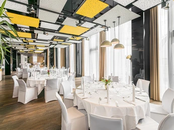 Skylounge meeting room with parliamentary at the conference hotel INNSIDE by Meliá Leipzig | Leipzig Convention Bureau Tagungsraum Skylounge in parlamentarischer Bestuhlung im Tagungshotel INNSIDE by Meliá Leipzig – präsentiert vom Leipzig Convention BureauSkylounge meeting room with parliamentary at the conference hotel INNSIDE by Meliá Leipzig – presented by the Leipzig Convention Bureau