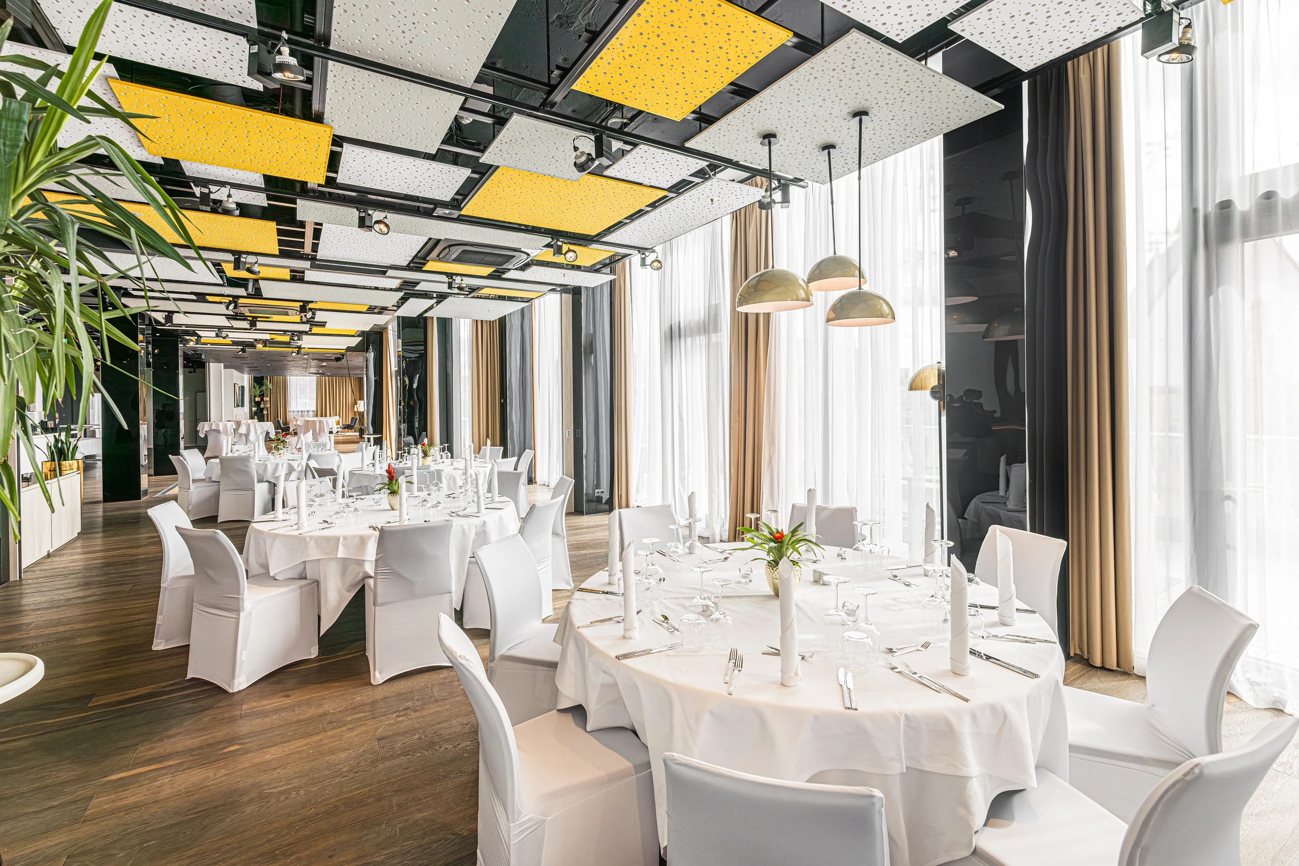 Tagungsraum Skylounge in parlamentarischer Bestuhlung im Tagungshotel INNSIDE by Meliá Leipzig | Leipzig Convention Bureau