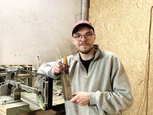Tom Voß in seiner Werkstatt Tom Voß in seiner Werkstatt