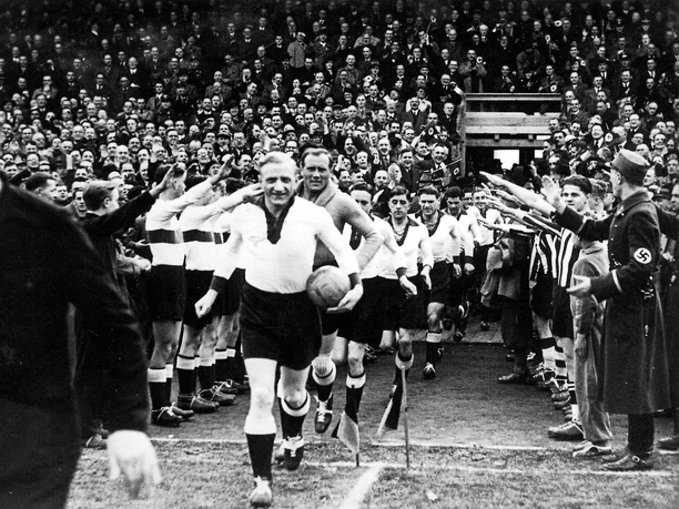 Fußball im Nationalsozialismus ©Kreismuseum Wewelsburg.jpg Fußball im Nationalsozialismus