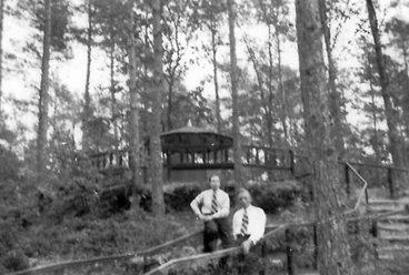 Johannesplatte im Bürgerpark Zwei Männer in Anzug und Krawatte vor einer hölzernen Aussichtsplattform im bewaldeten Bürgerpark.