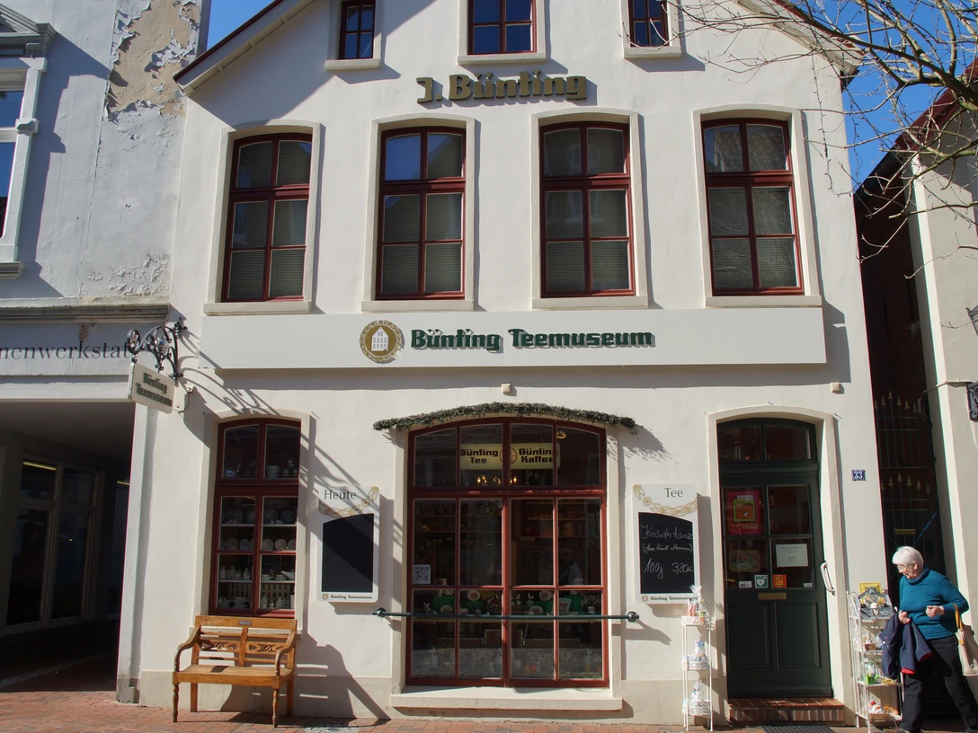 Bünting Teemuseum Das Bild zeigt das Haus vom Bünting TeemuseumThe picture shows the house of the Bünting Tea MuseumBilledet viser Bünting Tea Museums hus.De foto toont het huis van het Bünting Theemuseum