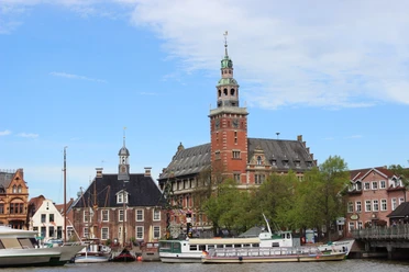 Rathaus und Waage De foto toont het stadhuis en de weegbrug bij de haven van Leer