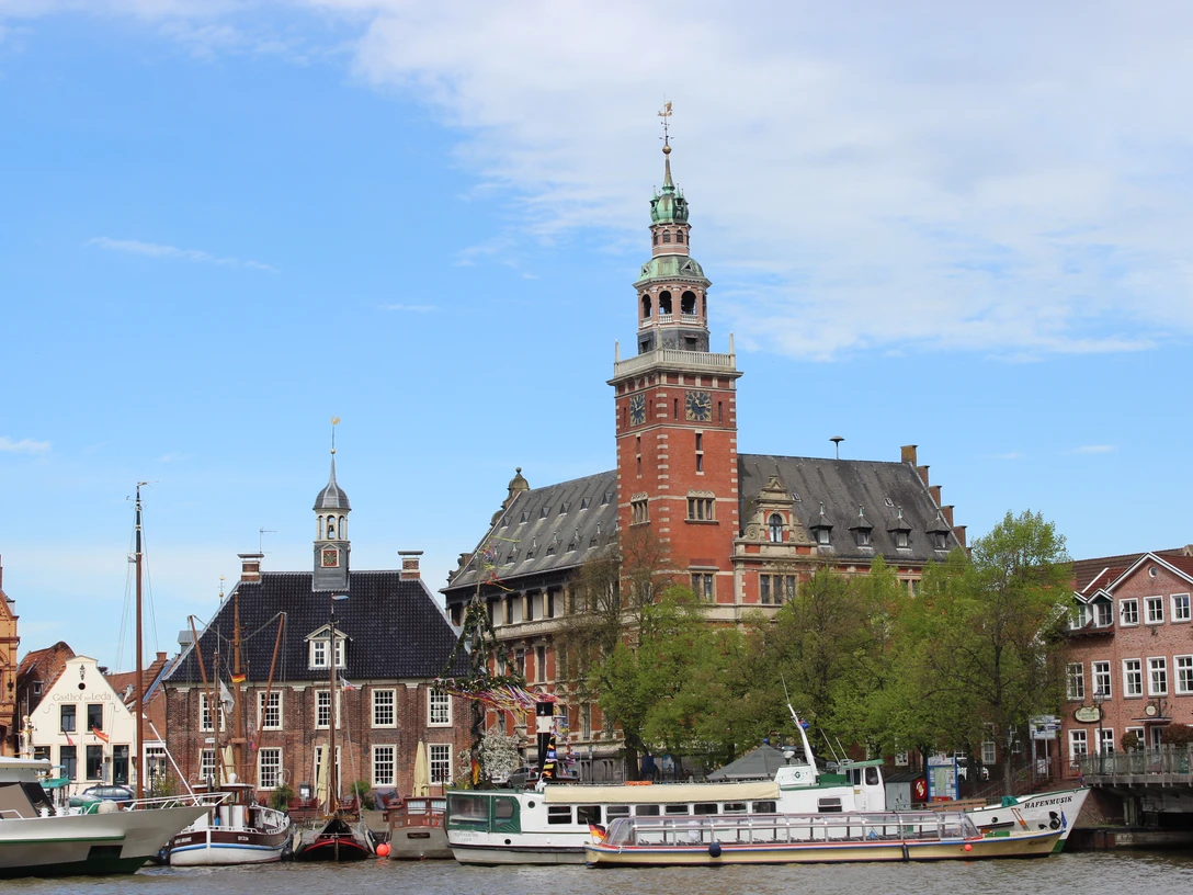 Rathaus und Waage Das Bild zeigt das Rathaus und die Waage am Leeraner HafenThe picture shows the town hall and the weighbridge at Leer harborBilledet viser rådhuset og brovægten på havnen i Leer.De foto toont het stadhuis en de weegbrug bij de haven van Leer