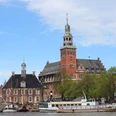Rathaus und Waage Das Bild zeigt das Rathaus und die Waage am Leeraner HafenThe picture shows the town hall and the weighbridge at Leer harborBilledet viser rådhuset og brovægten på havnen i Leer.De foto toont het stadhuis en de weegbrug bij de haven van Leer