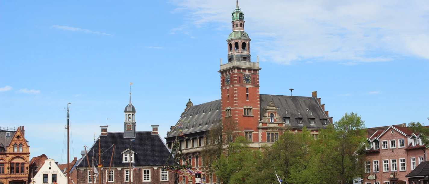 Rathaus und Waage The picture shows the town hall and the weighbridge at Leer harbor