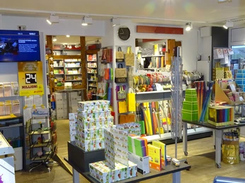 dodt-innenraum Der Innenraum eines gemütlichen Ladens für Schreibwaren und Geschenkartikel mit bunten Produkten und Regalen.