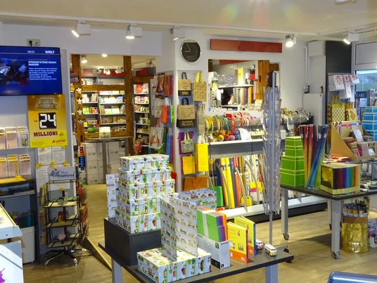 dodt-innenraum Der Innenraum eines gemütlichen Ladens für Schreibwaren und Geschenkartikel mit bunten Produkten und Regalen.