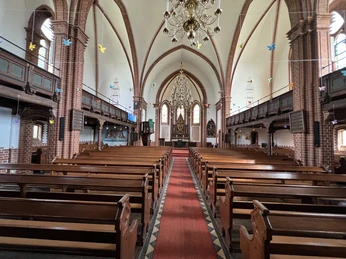 St. Jakobi-Kirche zu Wittlohe Historische Kirche mit prächtigen Bänken, Kronleuchter und farbenfrohen Dekorationen im Inneren.