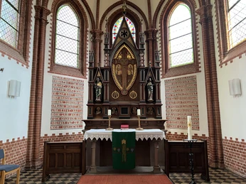 St. Jakobi-Kirche zu Wittlohe Der gotische Altarraum der St. Jakobi-Kirche zu Wittlohe mit kunstvollen Holzschnitzereien.