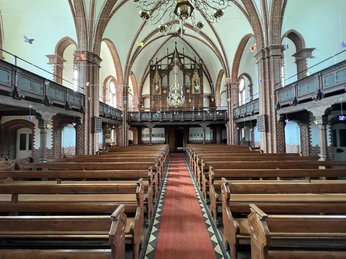 St. Jakobi-Kirche zu Wittlohe Ein beeindruckender Innenraum der St. Jakobi-Kirche in Wittlohe mit Kirchenschiff und Orgel.