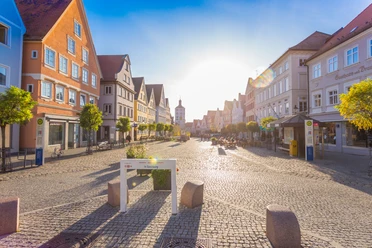 Marktplatz Günzburg Zentrum Kultursommer Straßencafe historische Altstadt Sehenswürdigkeit