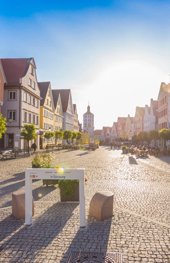 Marktplatz Günzburg Zentrum Kultursommer Straßencafe historische Altstadt Sehenswürdigkeit