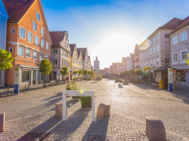 Marktplatz Günzburg Marktplatz Günzburg Zentrum Kultursommer Straßencafe historische Altstadt Sehenswürdigkeit