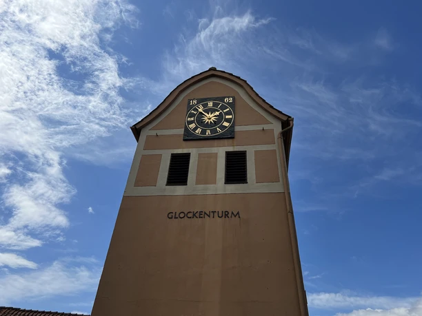 Glockenturm in Neddenaverbergen Der Glockenturm in Neddenaverbergen erhebt sich gegen einen klaren, blauen Himmel mit zarten Wolken.
