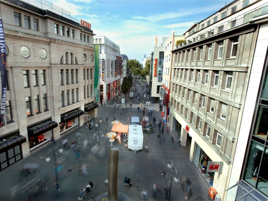 Schildergasse Menschen flanieren über die belebte Schildergasse in Köln. Geschäfte säumen den Weg.People stroll along the busy Schildergasse in Cologne. Stores line the way.