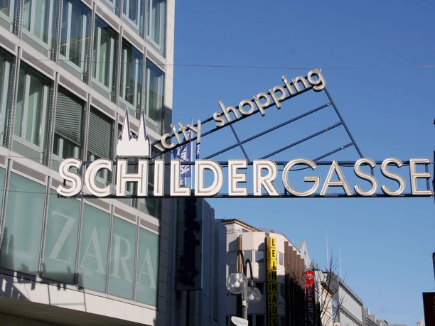Schildergasse Das Bild zeigt das Eingangsschild der Schildergasse in der Kölner Innenstadt. Die Schildergasse, eine der meistfrequentierten Einkaufsstraßen Europas, ist ein beliebter Anlaufpunkt für Shopping-Begeisterte.