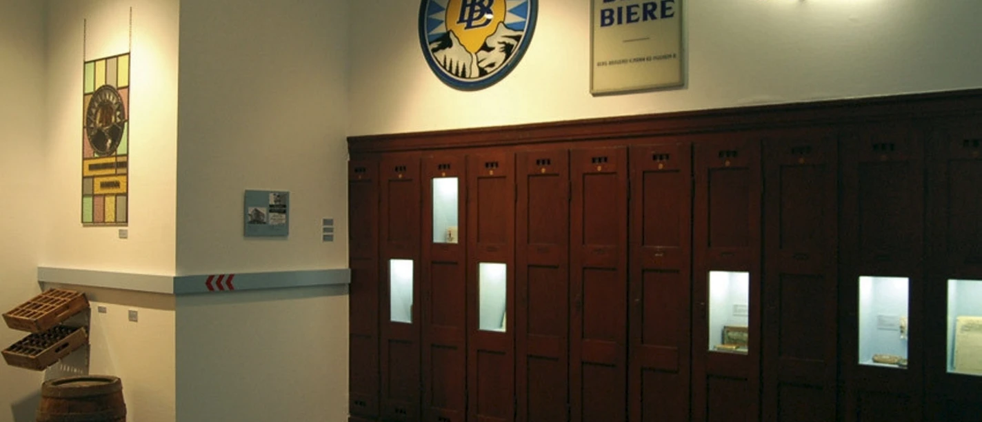 Gründer- und Unternehmermuseum Im Gründer- und Unternehmermuseum sind historische Bierwerbeschilder und eine locker stehende Holzmöbelvitrine zu sehen.