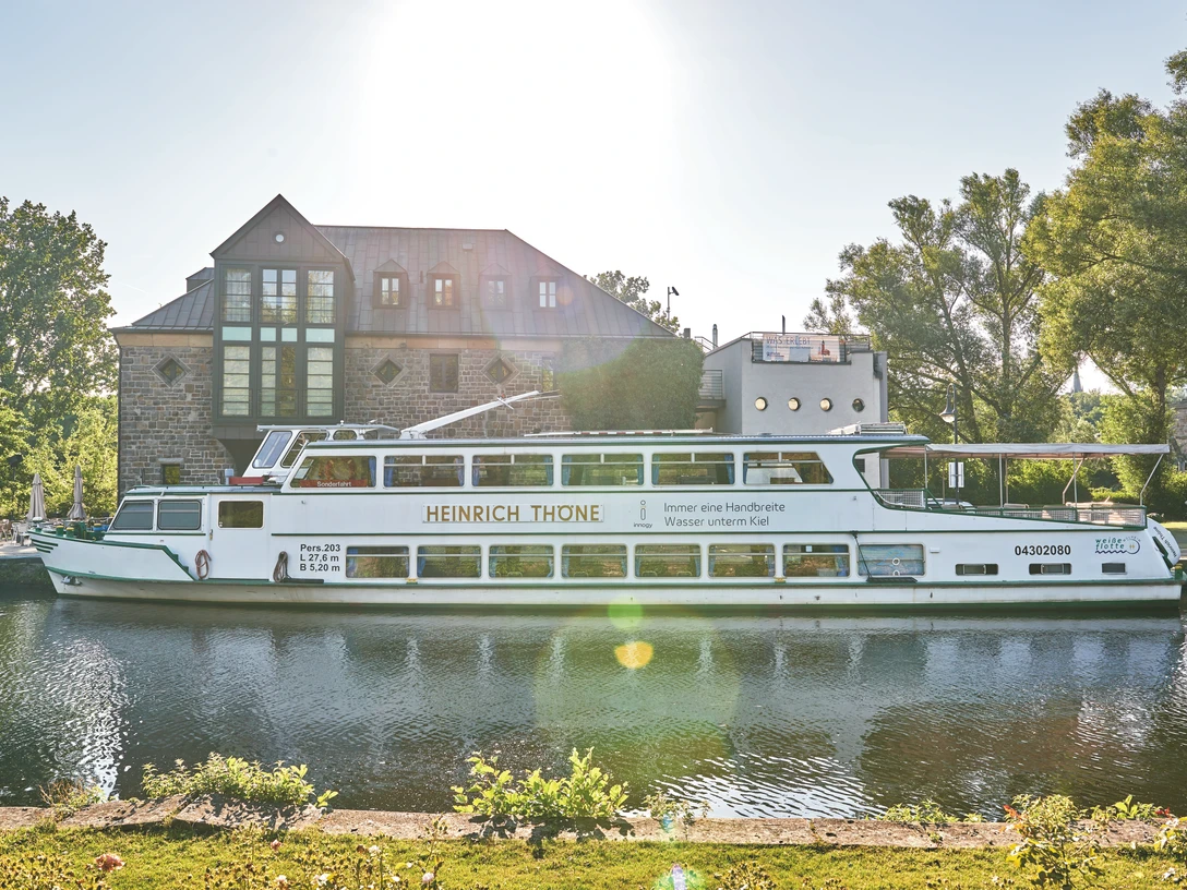 Schleuseninsel mit Haus Ruhrnatur und Weißer Flotte