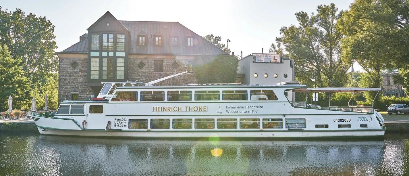 Schleuseninsel mit Haus Ruhrnatur und Weißer Flotte
